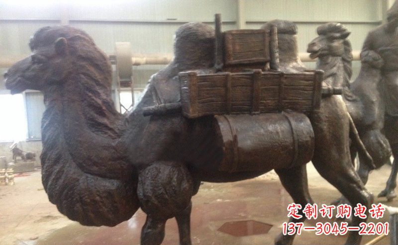 驮着东西的骆驼公园动物铜雕