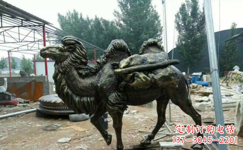 驮着东西的骆驼铜雕