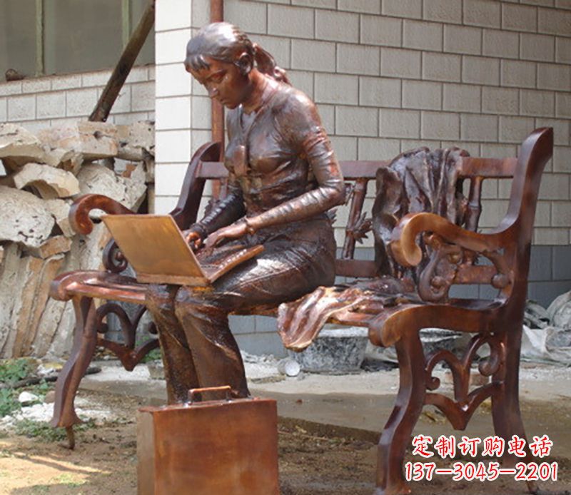 玩电脑广场人物铜雕