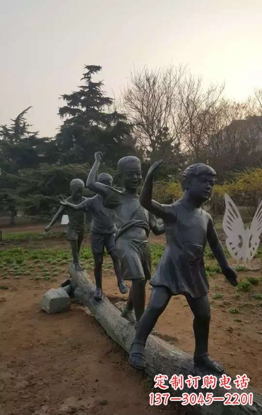 玩走独木桥儿童铜雕