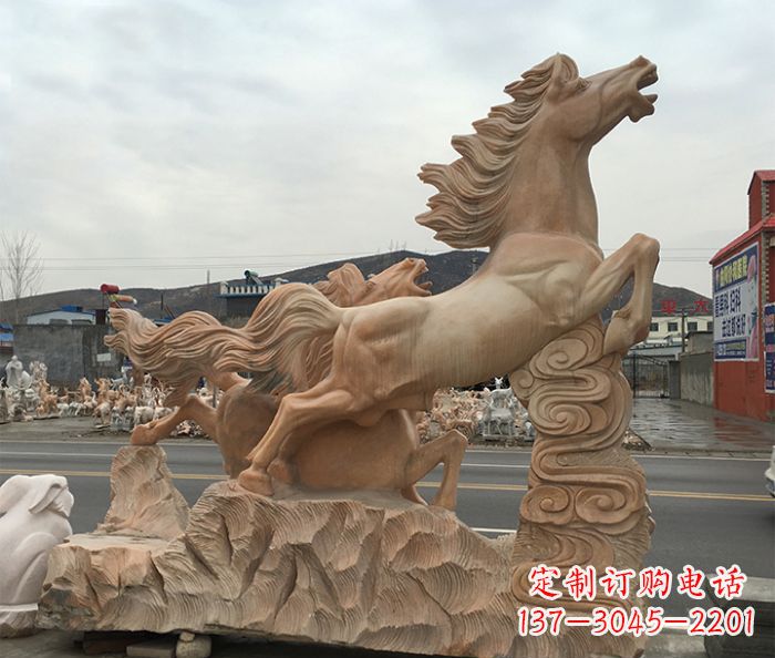晚霞红奔跑的马公园石雕