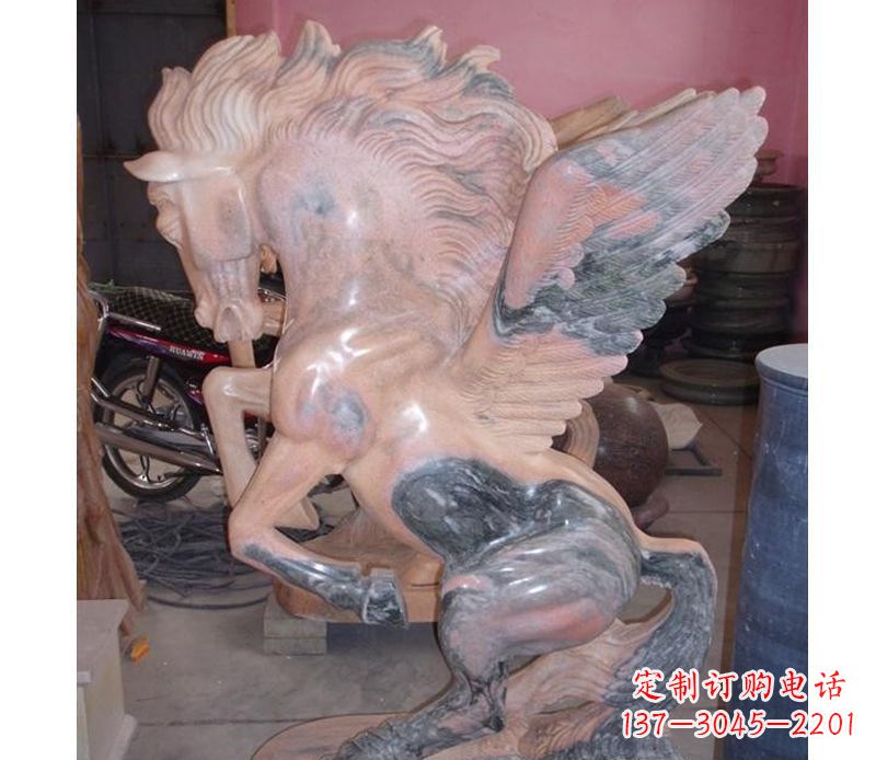 晚霞红奔马石雕