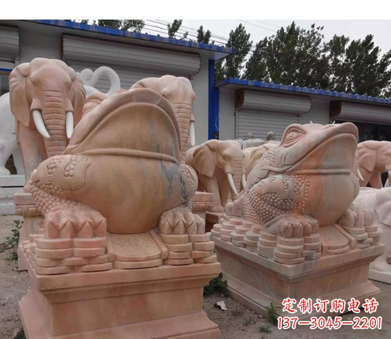 晚霞红金蟾雕塑