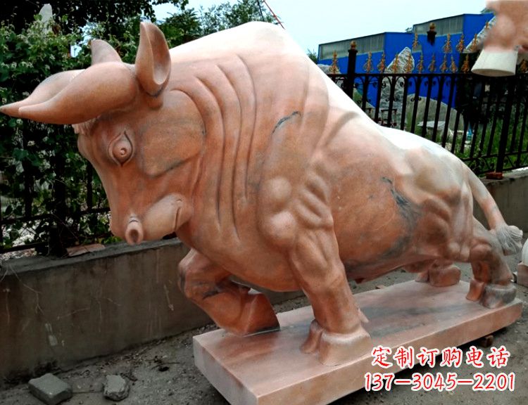 晚霞红开荒牛雕塑