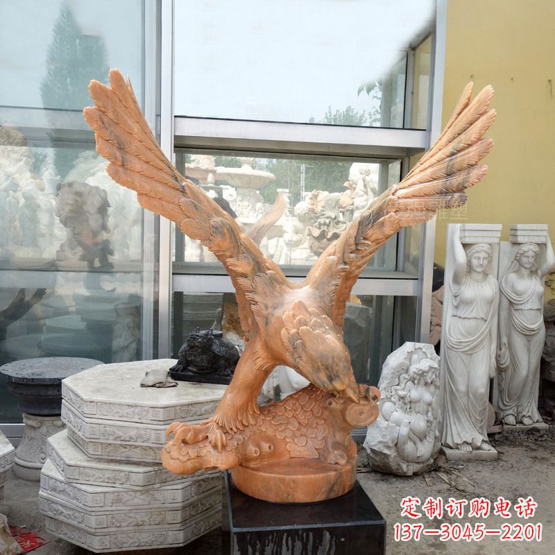 晚霞红老鹰石雕塑