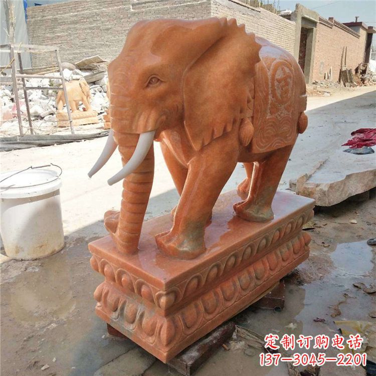 晚霞红石雕大象