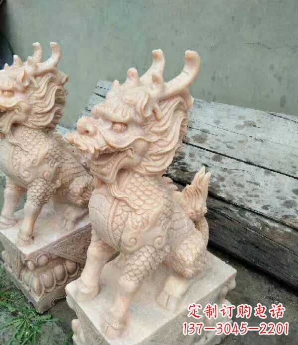晚霞红石雕麒麟