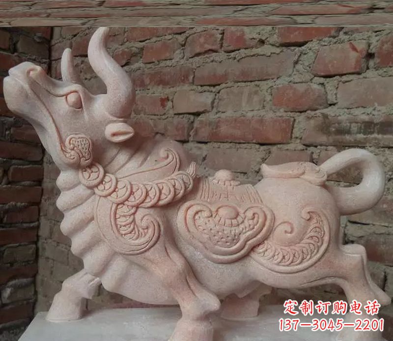 晚霞红小牛雕塑