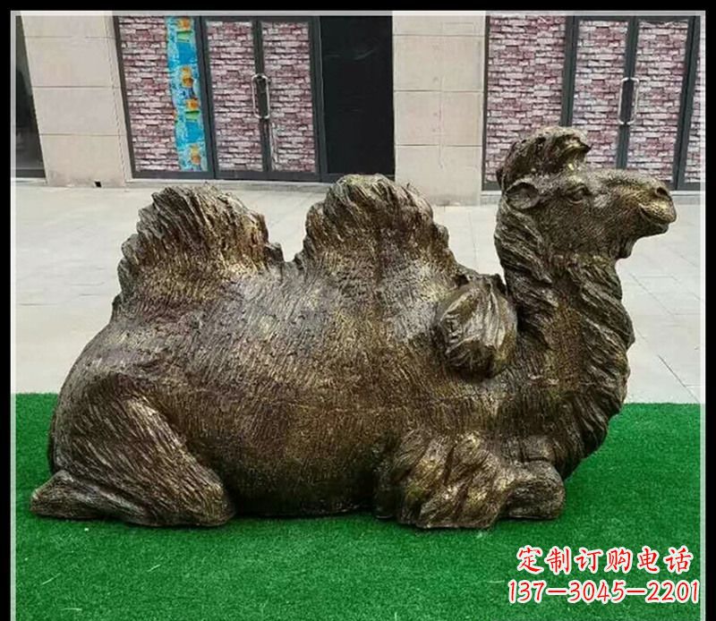 卧在草地的骆驼铜雕