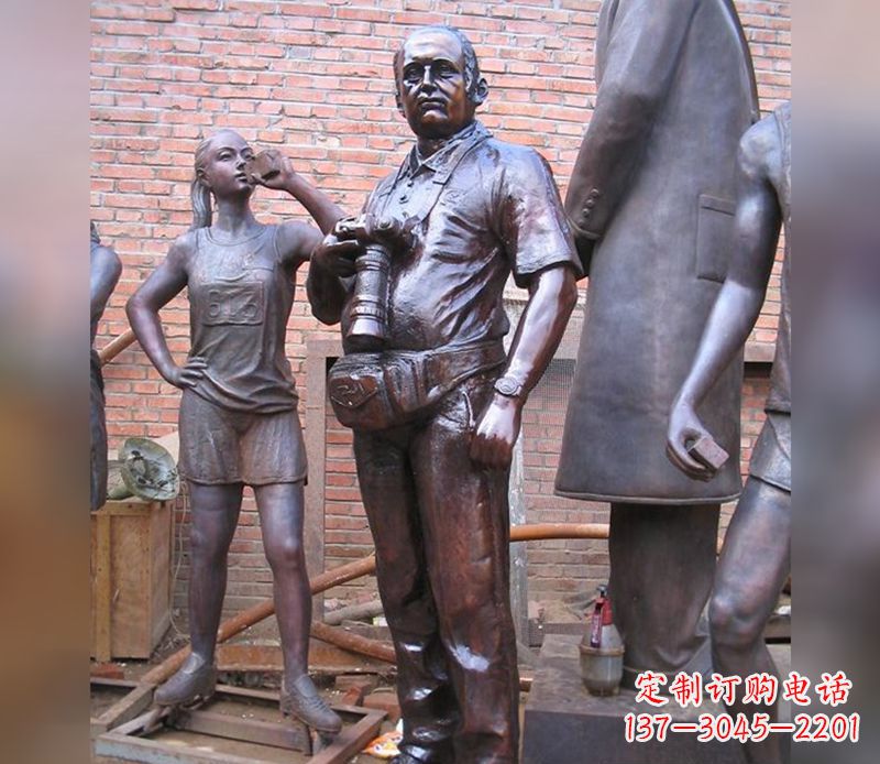现代人物广场铜雕