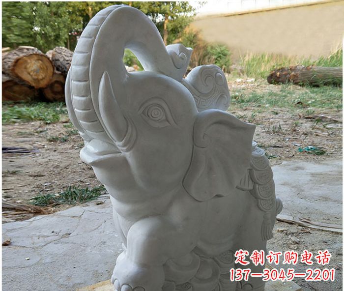 象鼻朝天脚踩元宝的大象石雕