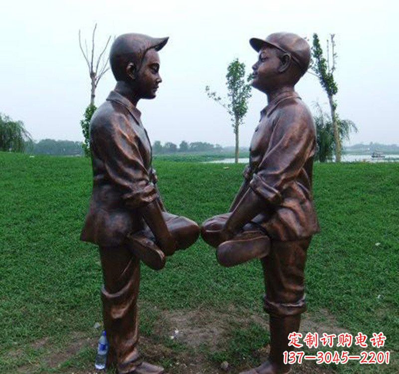 小孩斗鸡铸铜雕塑