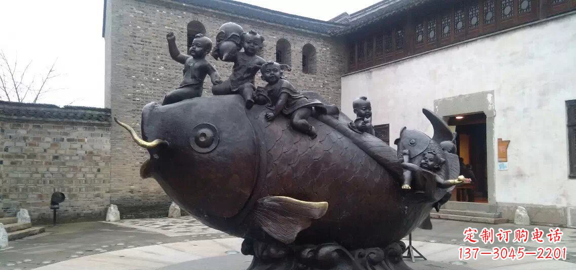 小孩骑鱼铜雕