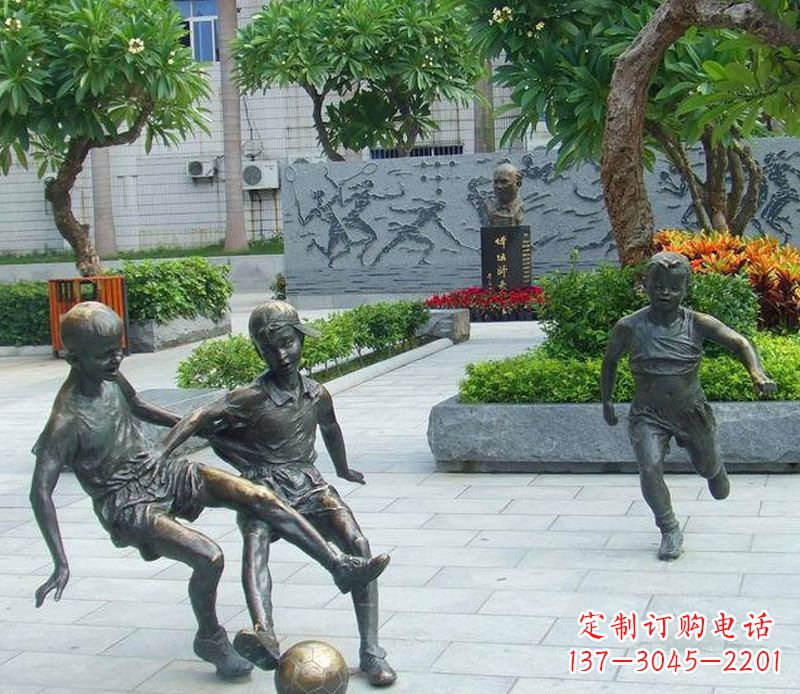 小孩踢足球公园景观铜雕
