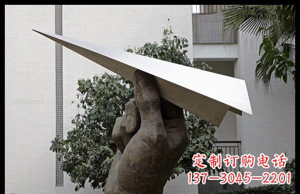 小区不锈钢手拿纸飞机雕塑