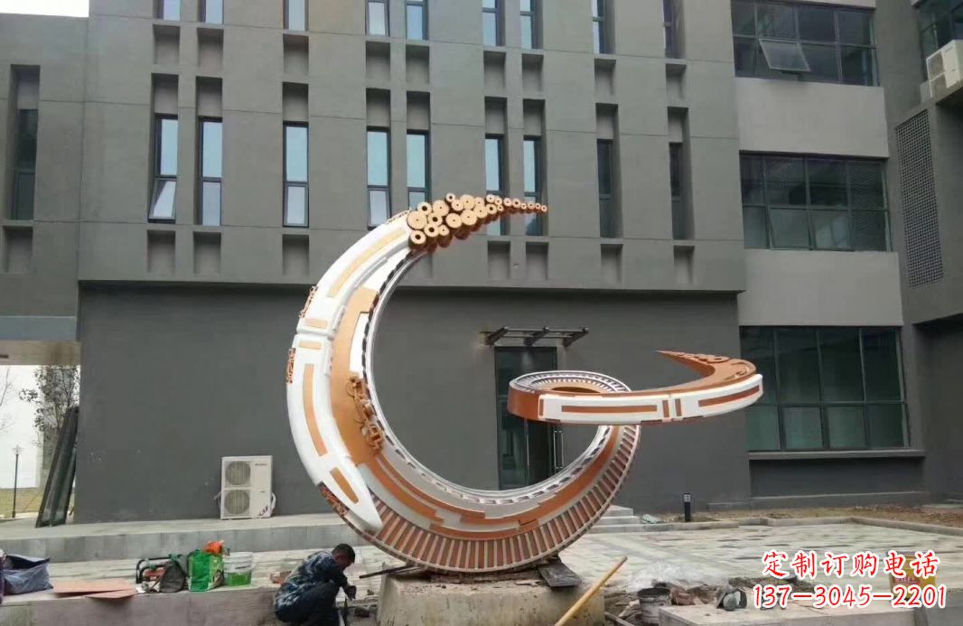 小区抽象不锈钢月亮雕塑