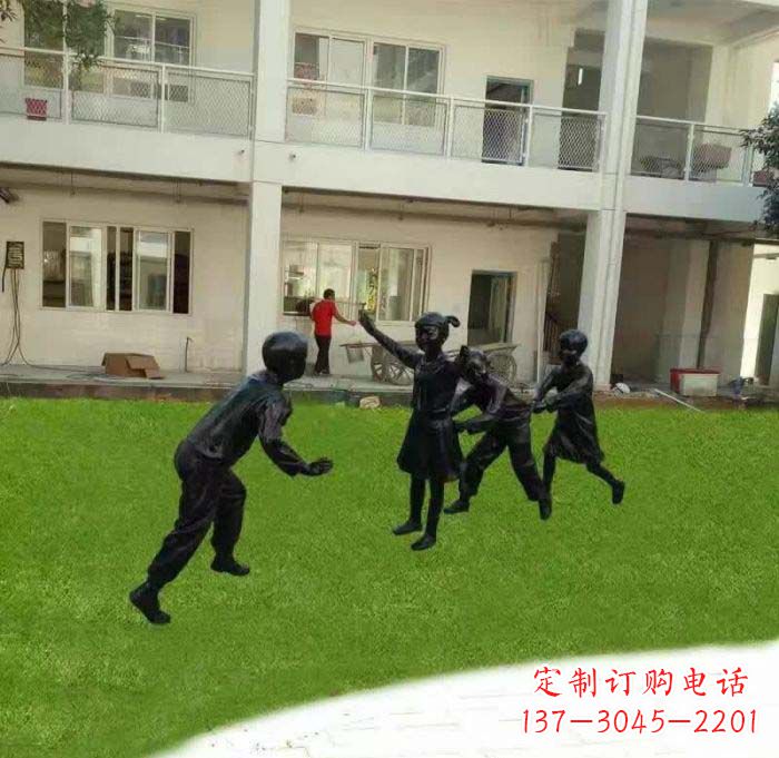 校园儿童玩老鹰捉小鸡铜雕