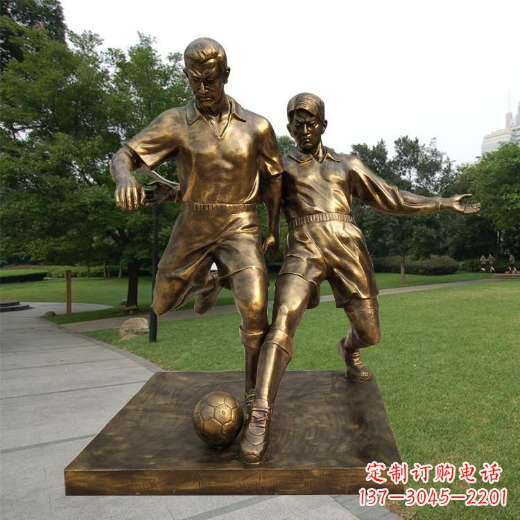 校园仿铜踢球人物雕塑