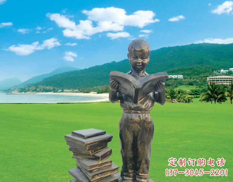 校园看书的小男孩雕塑