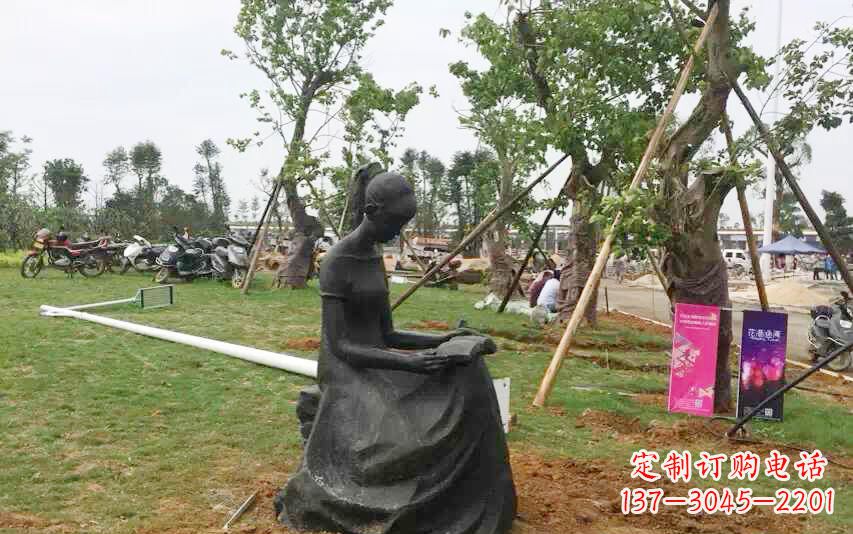 校园看书女孩雕塑