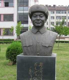 校园雷锋铜像