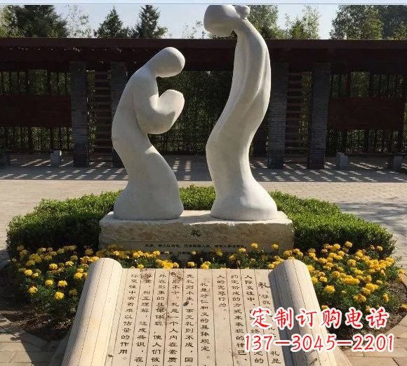 校园礼字竹简和人物雕塑