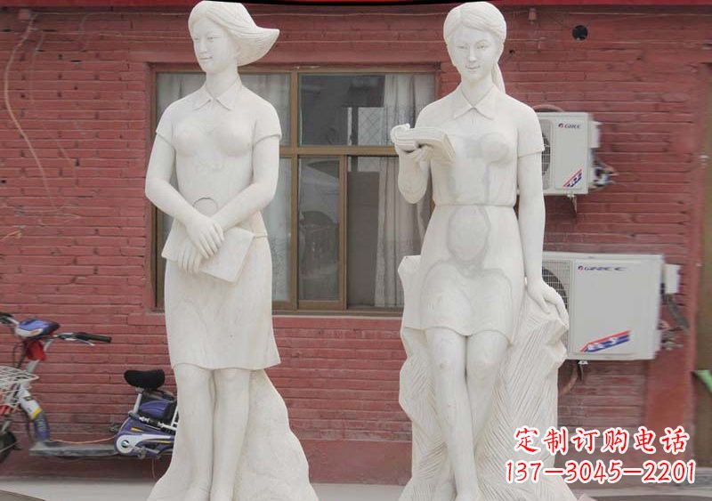 校园拿书本的学生石雕