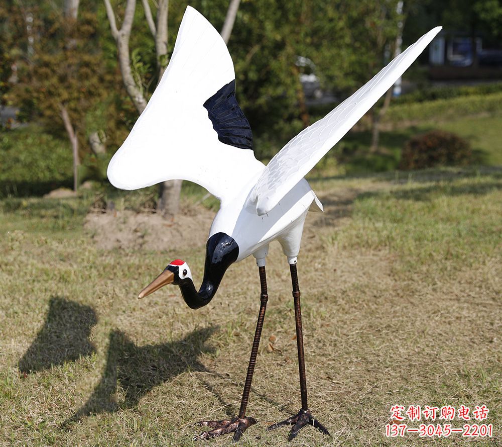 校园内的白鹤雕塑