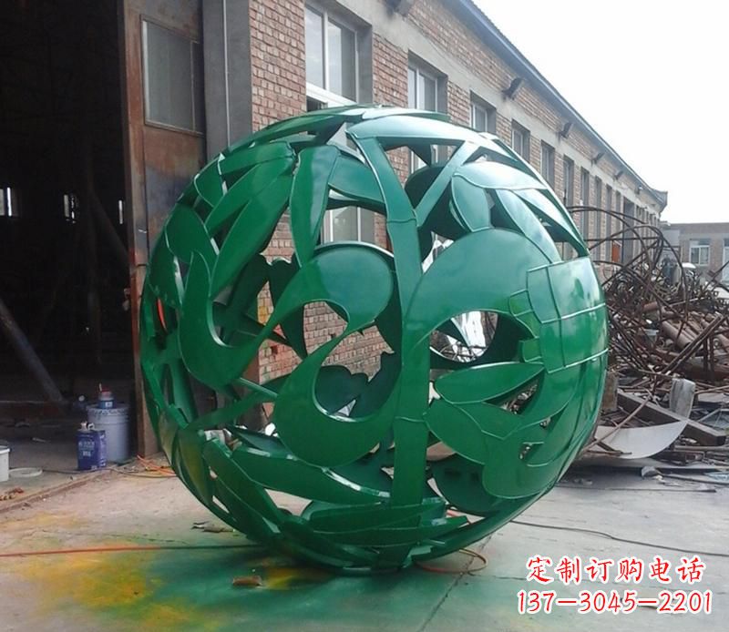 学校绿色不锈钢镂空球雕塑
