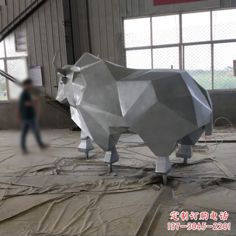 银灰色几何块状抽象牛 雕塑