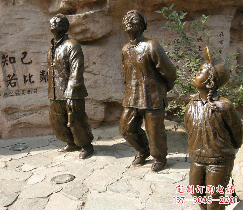 游玩的老夫妻和孙女铜雕