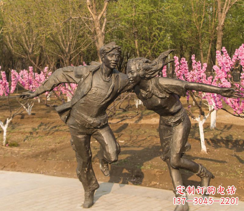 游玩的情侣铜雕