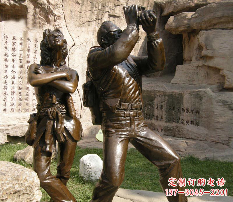 游玩的西方人物铜雕
