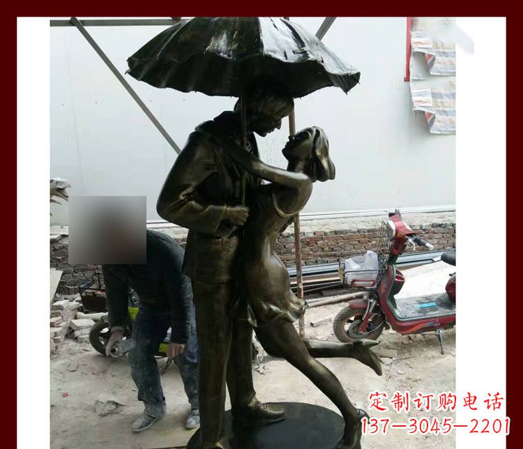 雨伞下拥抱的情侣铜雕