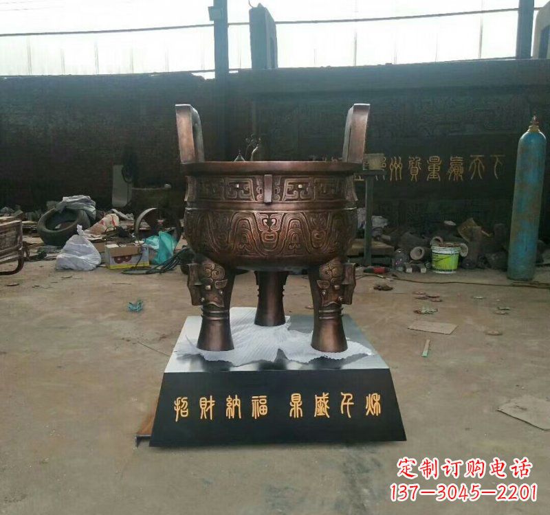 招财三足铜鼎