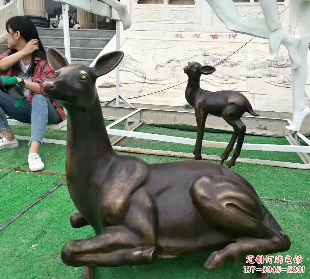 铸铜广场动物鹿雕塑