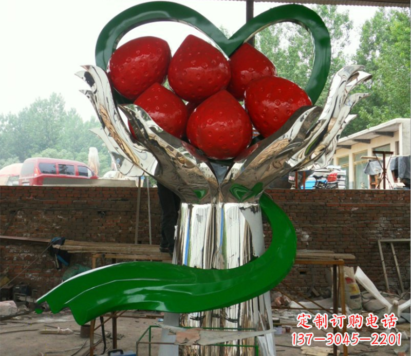 不锈钢手捧草莓雕塑
