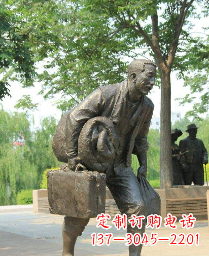 公园拿行李的人物铜雕