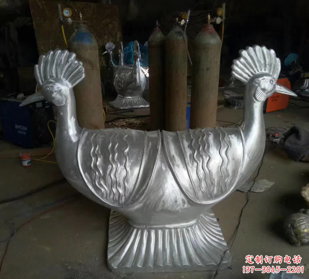 啄木鸟不锈钢座椅雕塑