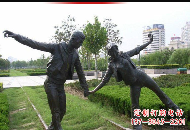 走铁轨的情侣铜雕