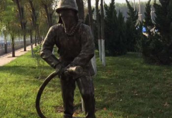 公园灭火的消防员铜雕